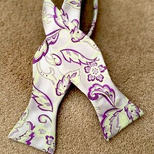 Men’s bowtie. Include pocket square